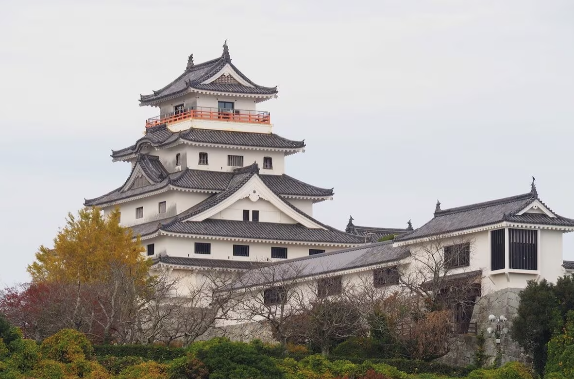 3. 唐津城：海に浮かぶ美しい城